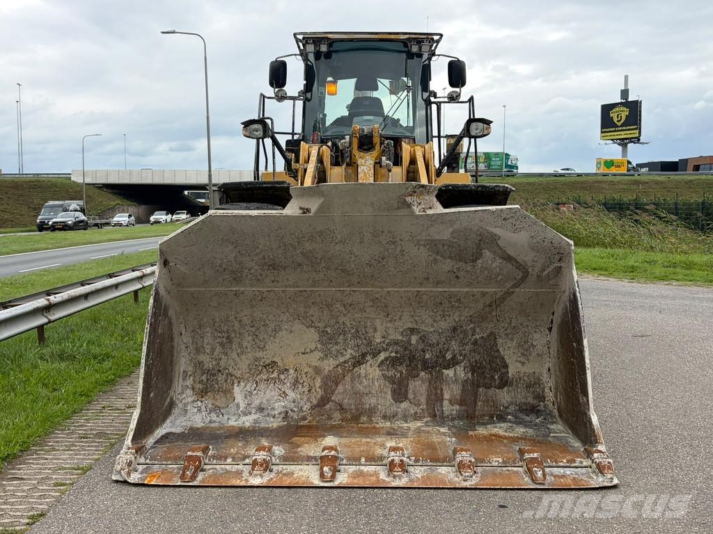 CAT 966K Kolesni nakladalci