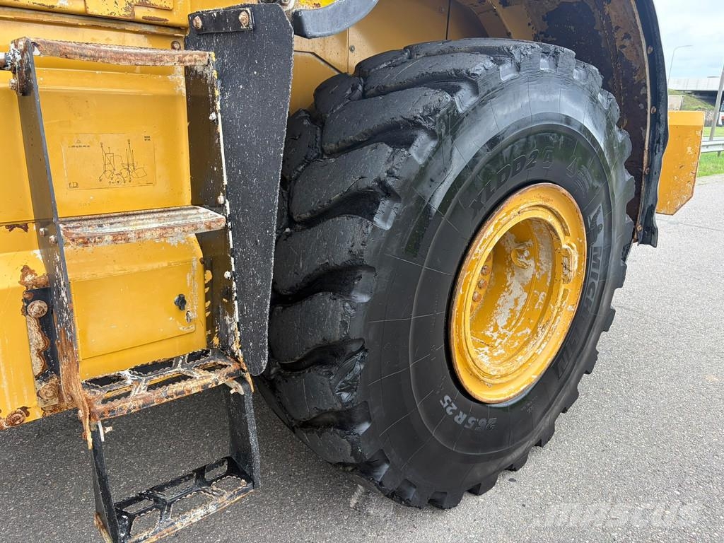 CAT 966K Kolesni nakladalci