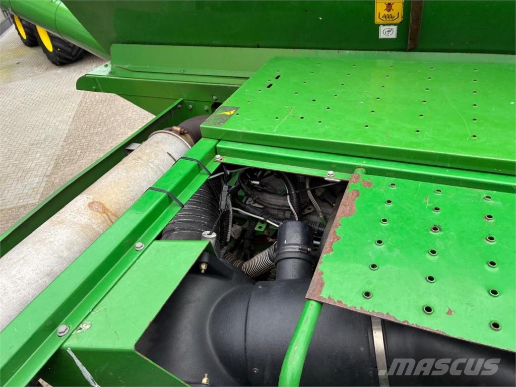 John Deere T560 Farm machinery