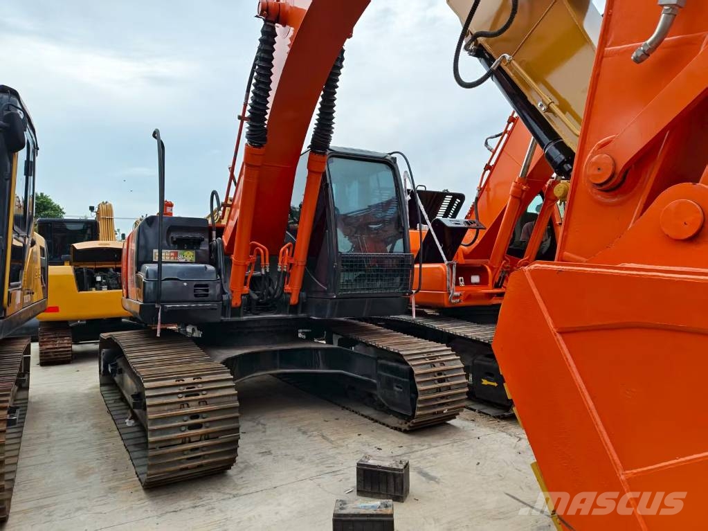 Hitachi ZX 210 Гусеничні екскаватори