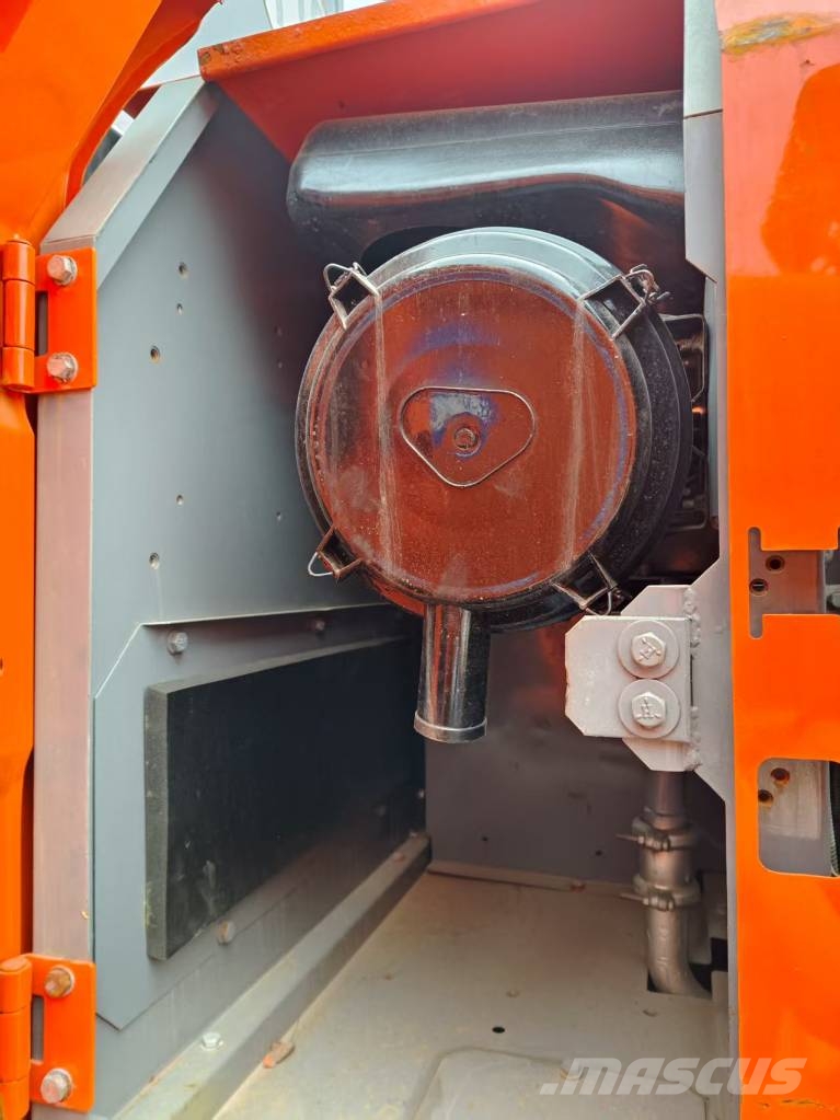 Hitachi ZX 210 Гусеничні екскаватори