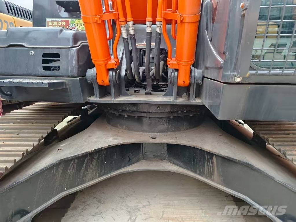 Hitachi ZX 210 Гусеничні екскаватори