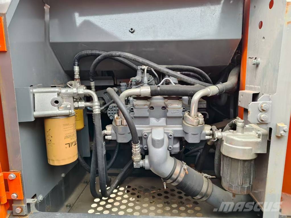 Hitachi ZX 210 Гусеничні екскаватори