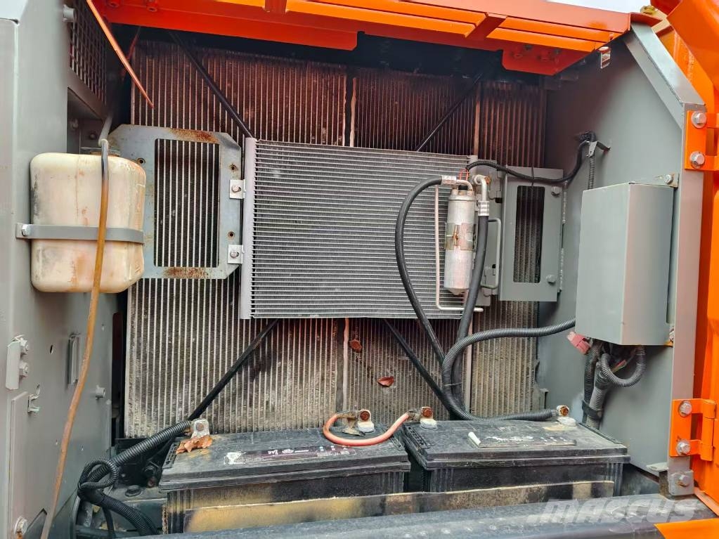 Hitachi ZX 210 Гусеничні екскаватори
