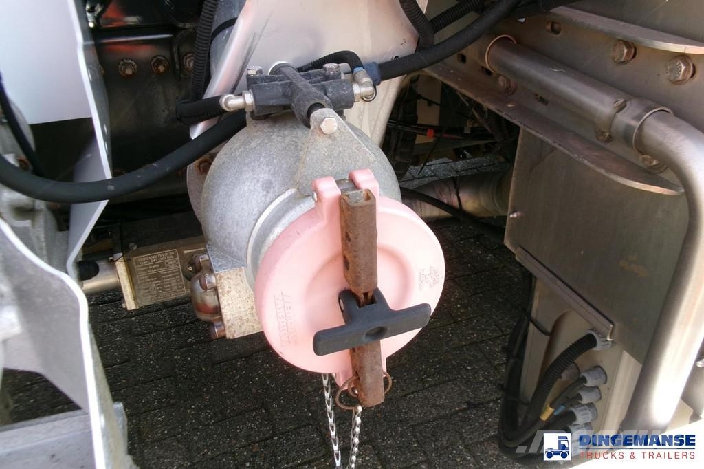 Renault Premium 270 4x2 fuel tank 13.7 m3 / 4 comp Tankwagen