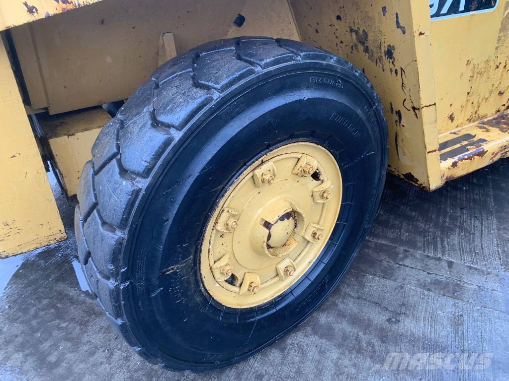 CAT VB330B Dizelski viličarji
