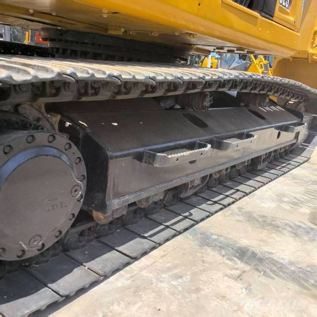 CAT 323 履带挖掘机