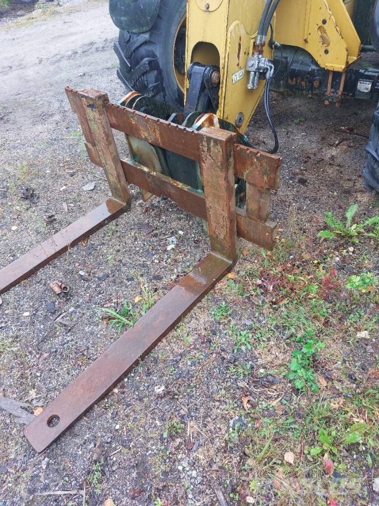 CAT TH 330 B Lauksaimniecības pacēlāji