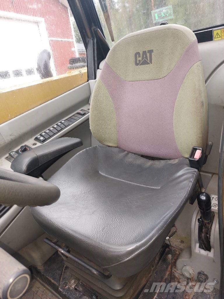 CAT TH 330 B Lauksaimniecības pacēlāji