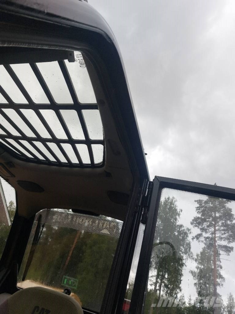 CAT TH 330 B Lauksaimniecības pacēlāji