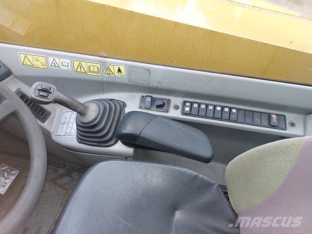 CAT TH 330 B Lauksaimniecības pacēlāji