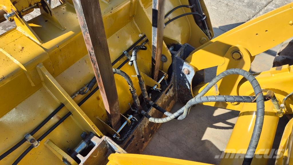 CAT 444F2 - 2017 YEAR - 4X BUCKETS - 6890 HOURS - AC - Rovokopači