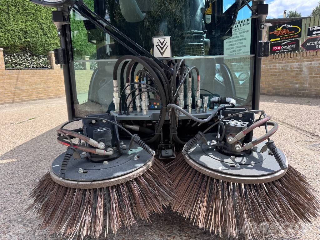 Kärcher MC250 6 TON ROAD SWEEPER Veegschrobmachines