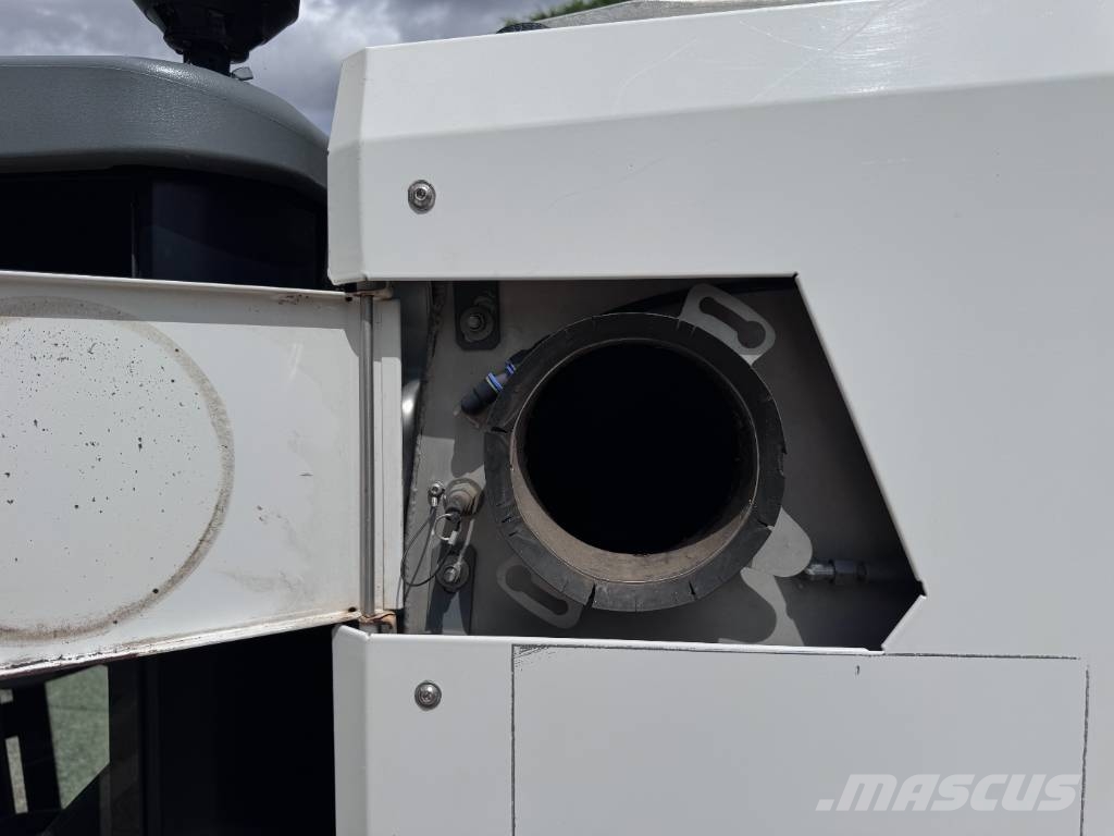 Kärcher MC250 6 TON ROAD SWEEPER Veegschrobmachines
