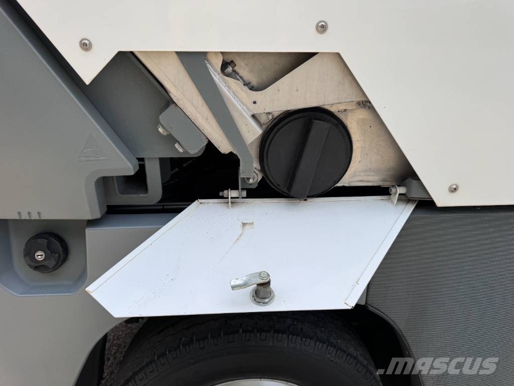 Kärcher MC250 6 TON ROAD SWEEPER Veegschrobmachines