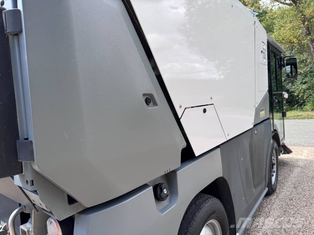Kärcher MC250 6 TON ROAD SWEEPER Veegschrobmachines