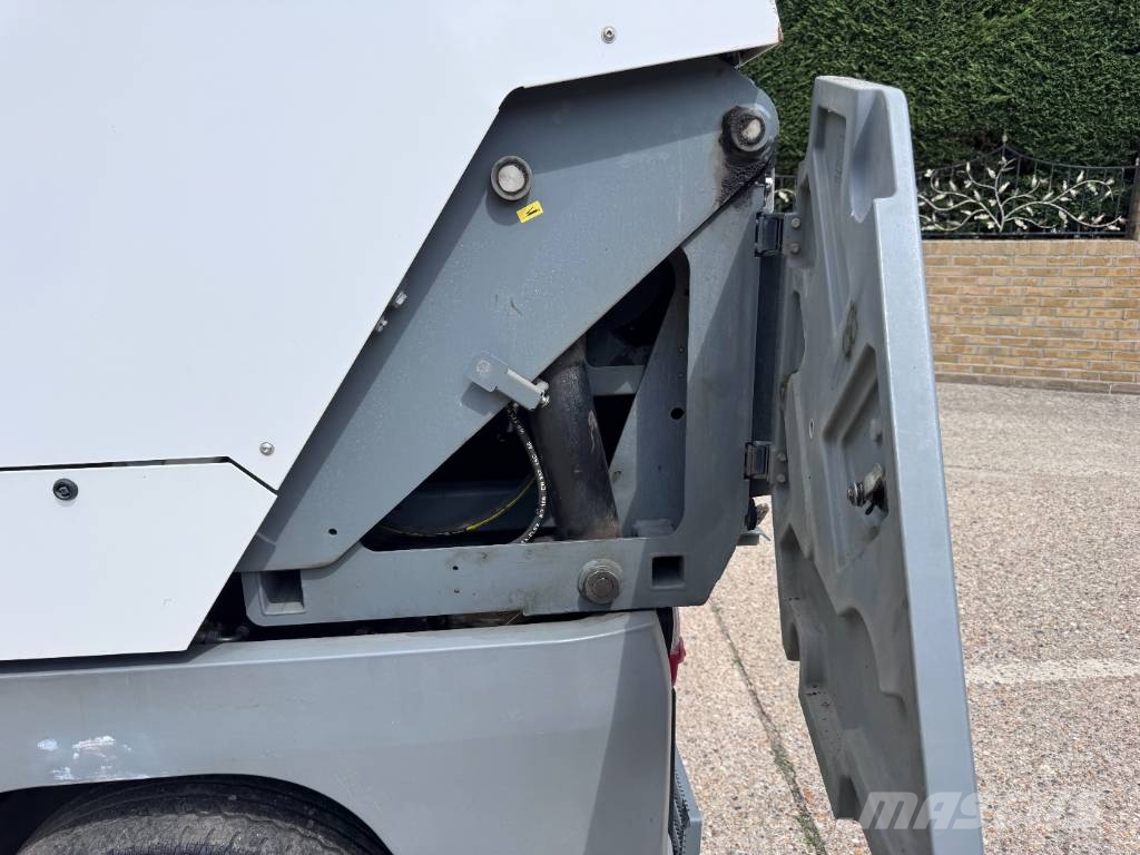 Kärcher MC250 6 TON ROAD SWEEPER Veegschrobmachines