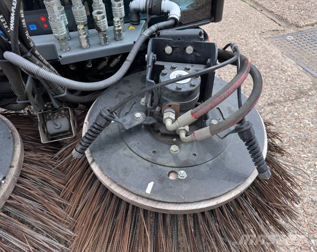 Kärcher MC250 6 TON ROAD SWEEPER Veegschrobmachines