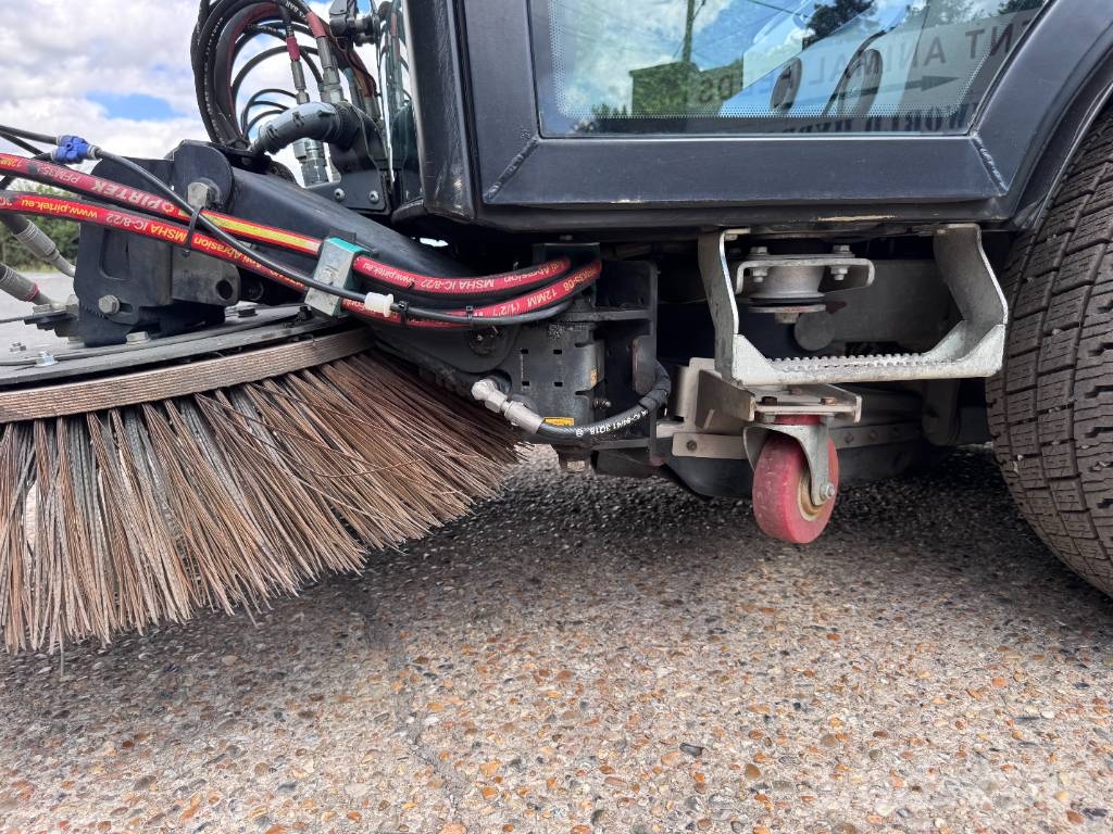 Kärcher MC250 6 TON ROAD SWEEPER Veegschrobmachines