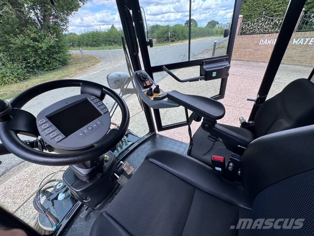 Kärcher MC250 6 TON ROAD SWEEPER Veegschrobmachines