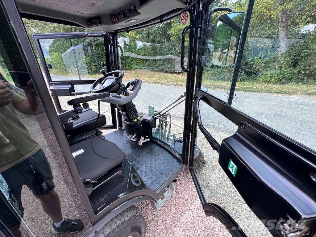 Kärcher MC250 6 TON ROAD SWEEPER Veegschrobmachines