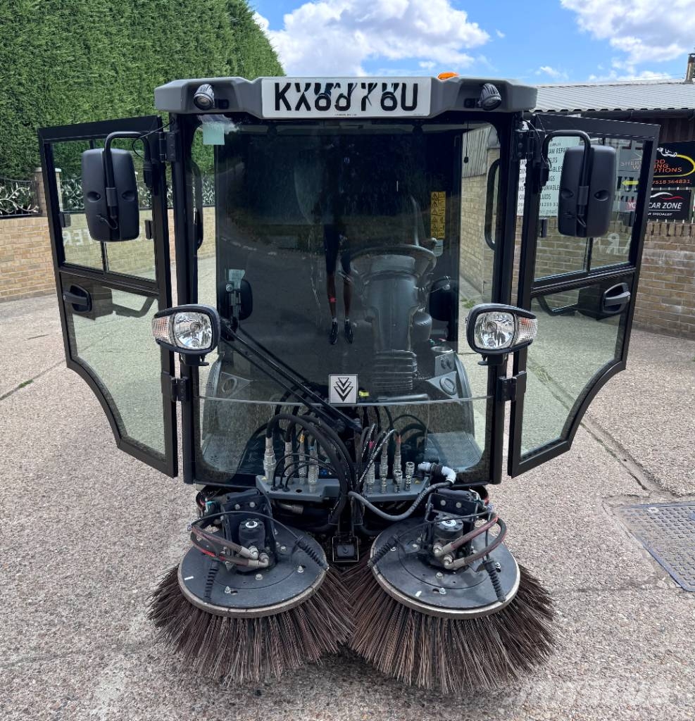 Kärcher MC250 6 TON ROAD SWEEPER Veegschrobmachines