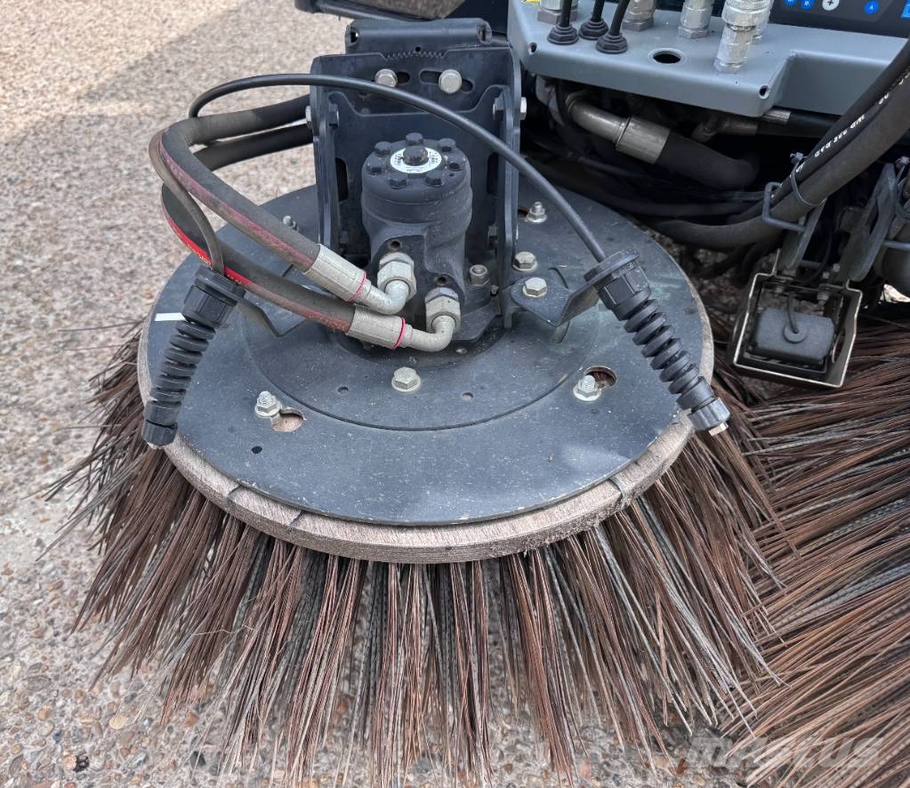Kärcher MC250 6 TON ROAD SWEEPER Veegschrobmachines