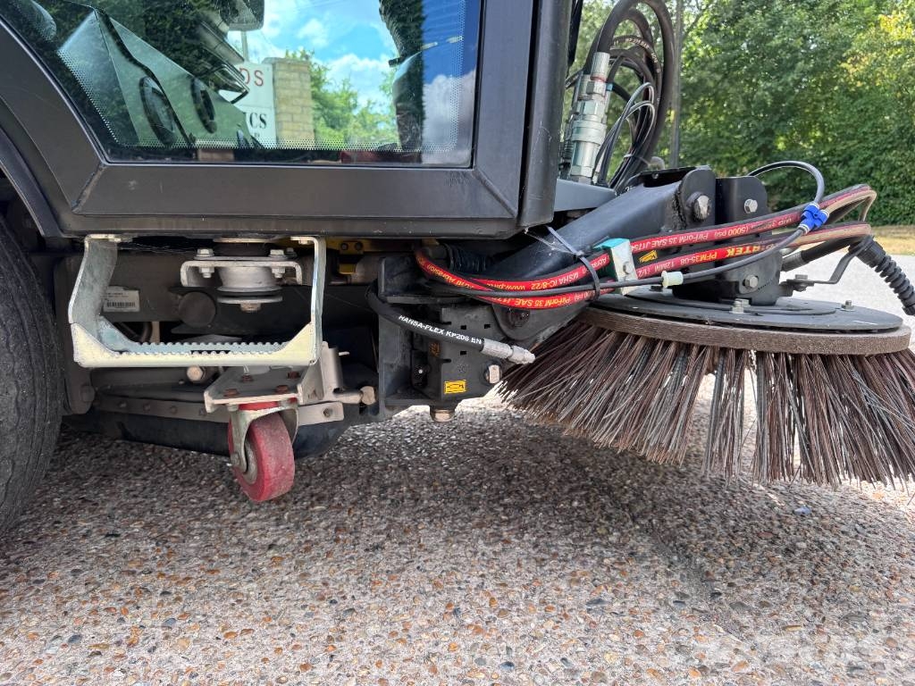 Kärcher MC250 6 TON ROAD SWEEPER Veegschrobmachines