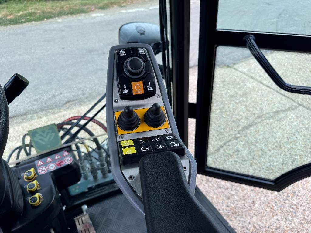 Kärcher MC250 6 TON ROAD SWEEPER Veegschrobmachines