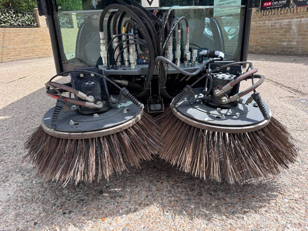 Kärcher MC250 6 TON ROAD SWEEPER Veegschrobmachines