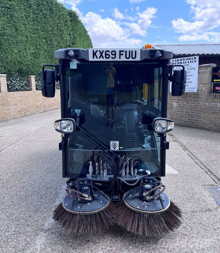 Kärcher MC250 6 TON ROAD SWEEPER Veegschrobmachines