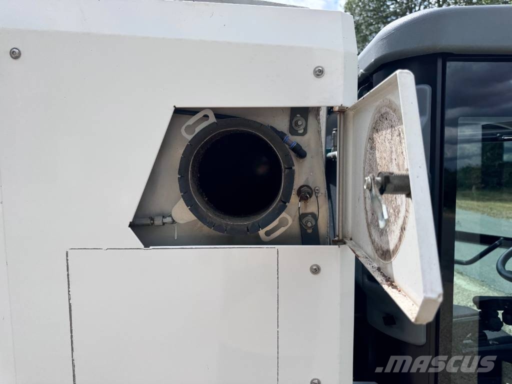 Kärcher MC250 6 TON ROAD SWEEPER Veegschrobmachines