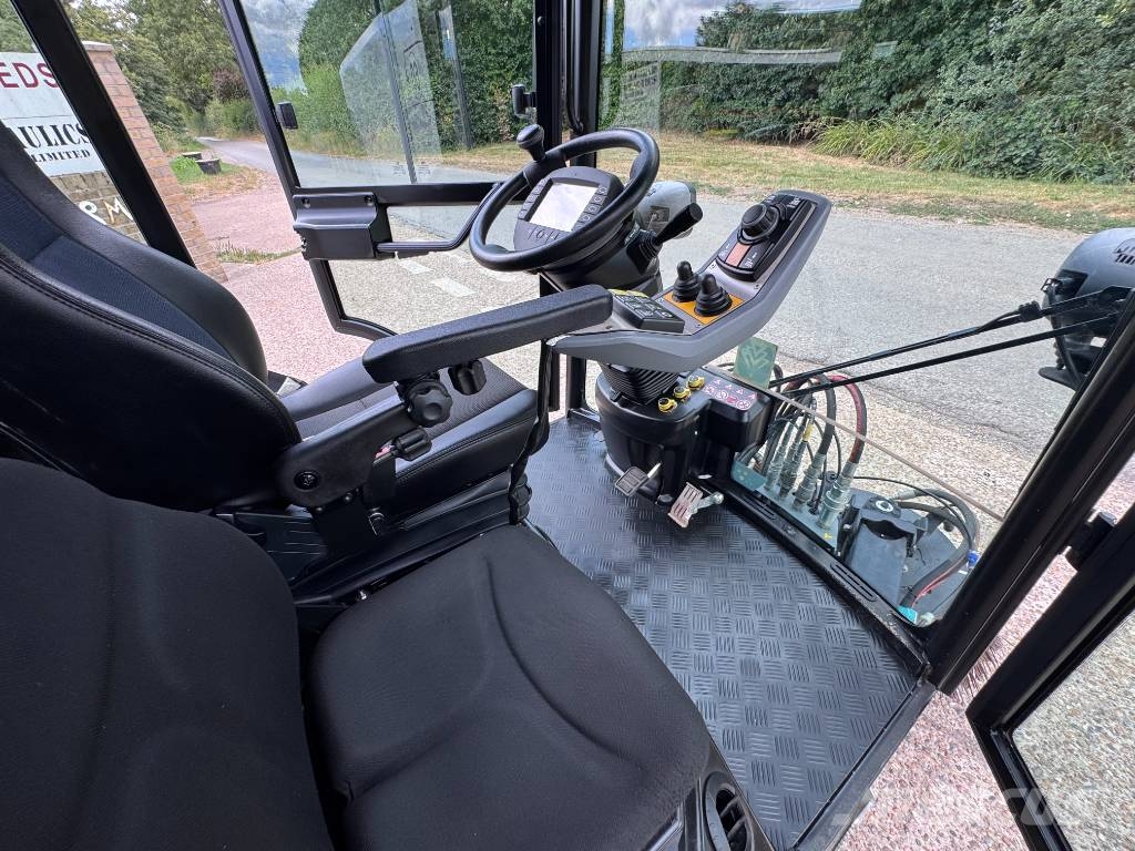 Kärcher MC250 6 TON ROAD SWEEPER Veegschrobmachines