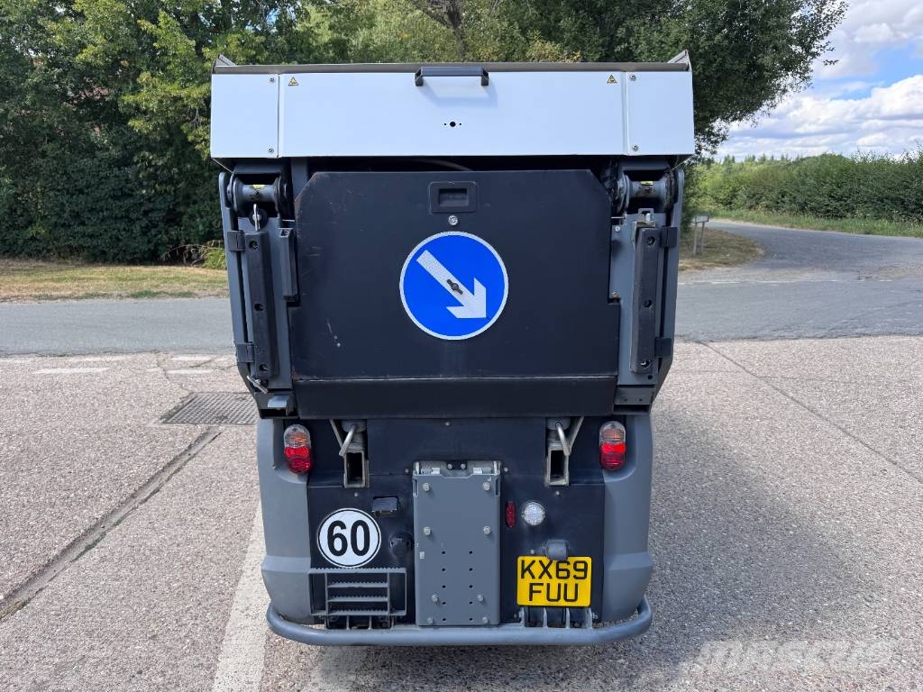 Kärcher MC250 6 TON ROAD SWEEPER Veegschrobmachines