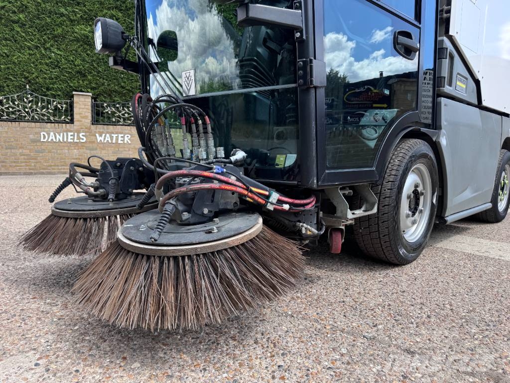 Kärcher MC250 6 TON ROAD SWEEPER Veegschrobmachines