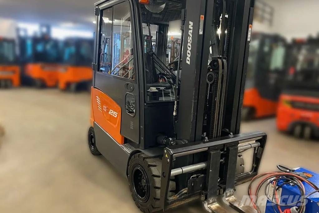 Doosan B25X-7, motviktstruck med endast 620h Sähkötrukit
