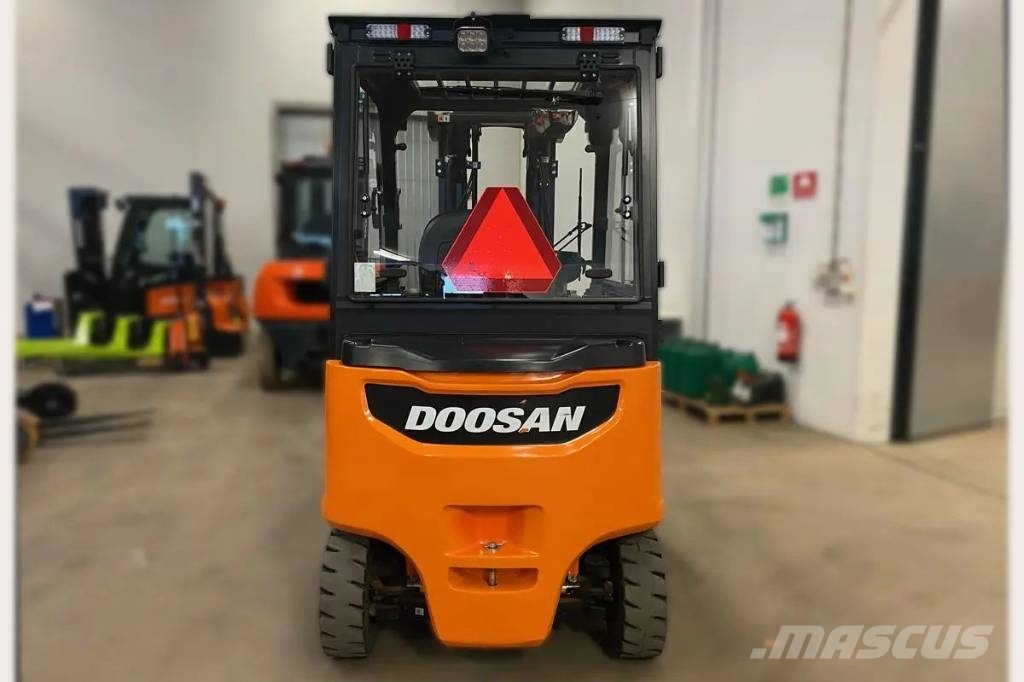 Doosan B25X-7, motviktstruck med endast 620h Sähkötrukit