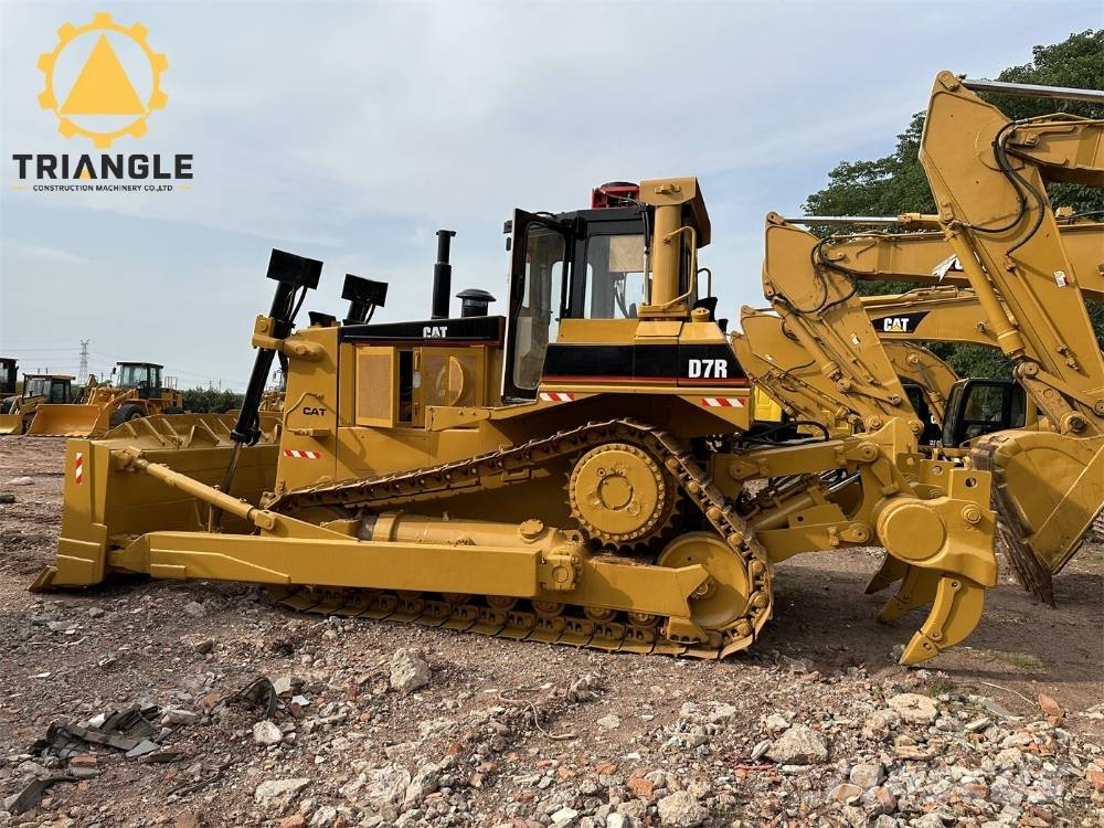 CAT D 7 R بلدوزرات مجنزرة