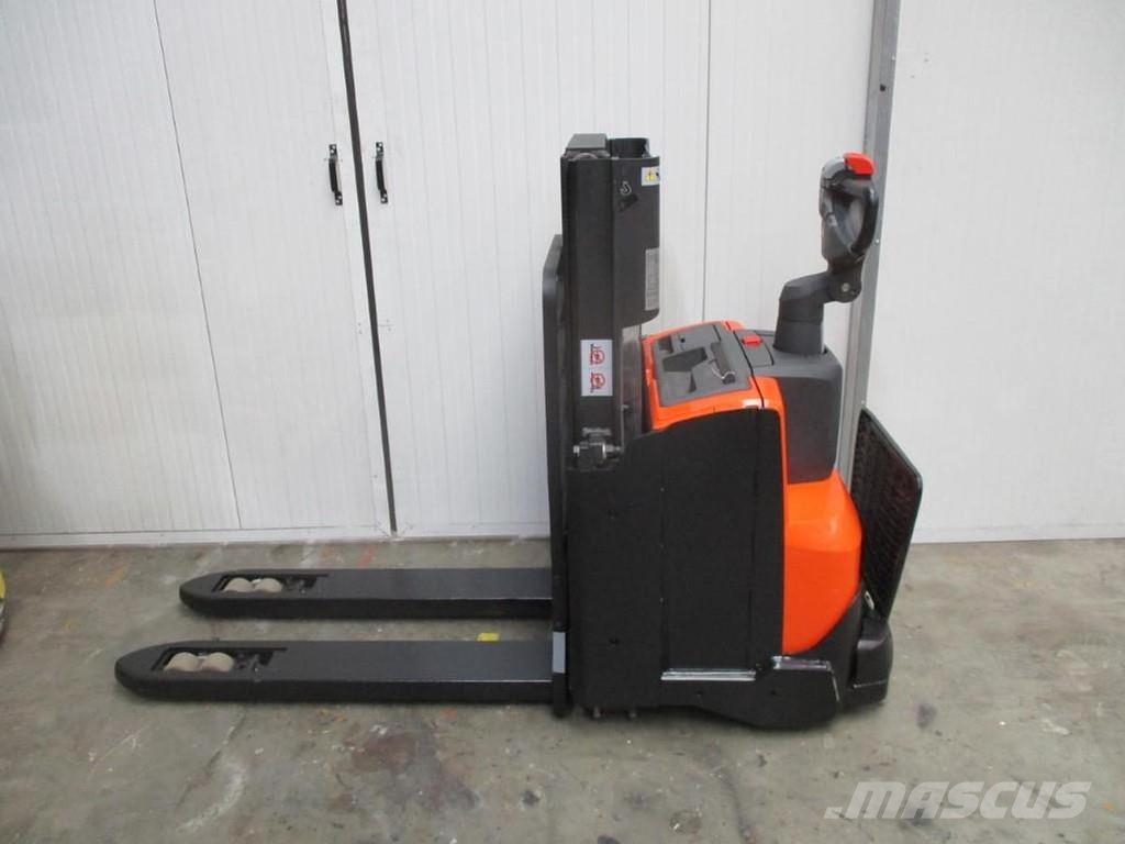 BT SWE200D Pallettruck met meerij platform