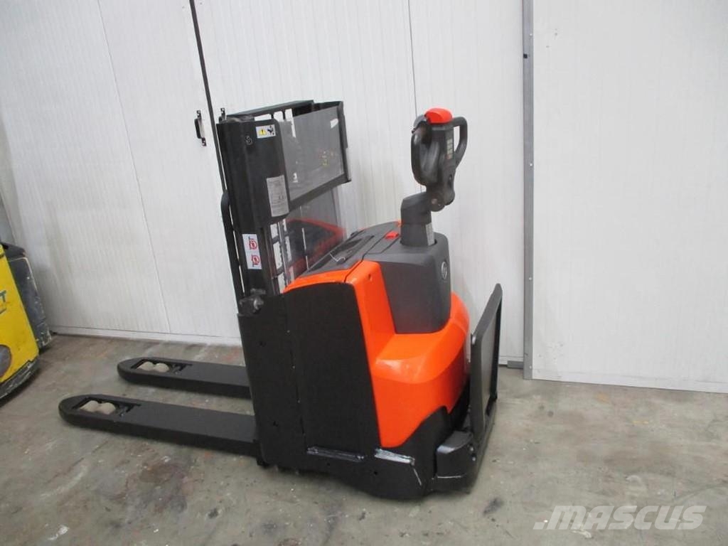 BT SWE200D Pallettruck met meerij platform