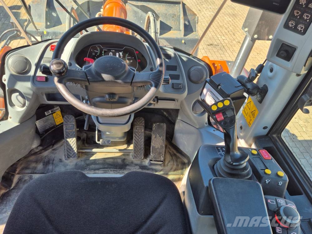Hitachi ZW 220-7 Iekrāvēji uz riteņiem