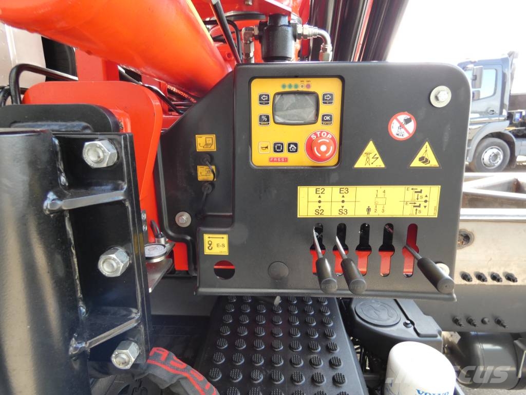 Volvo FM 26.330 Vlakke laadvloer met kraan