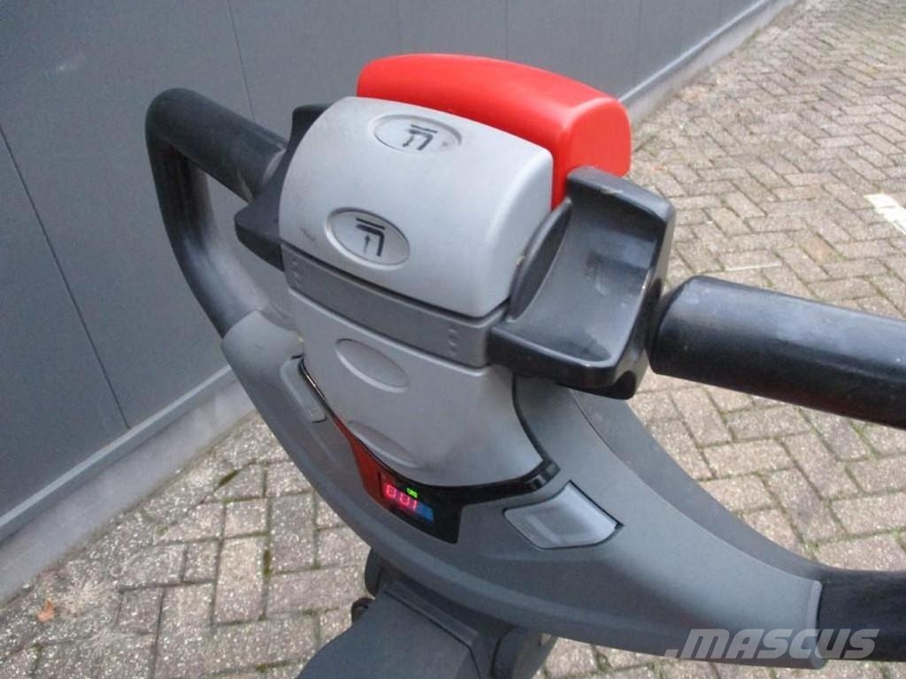 Toyota SWE120S رافعة منخفضة المستوى ذات منصة