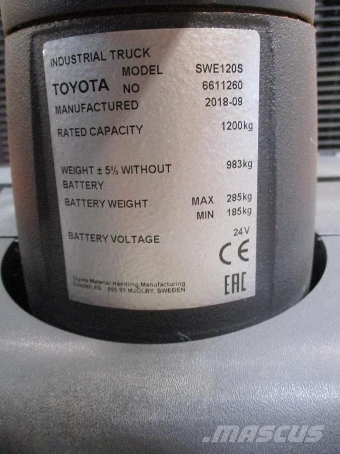 Toyota SWE120S رافعة منخفضة المستوى ذات منصة