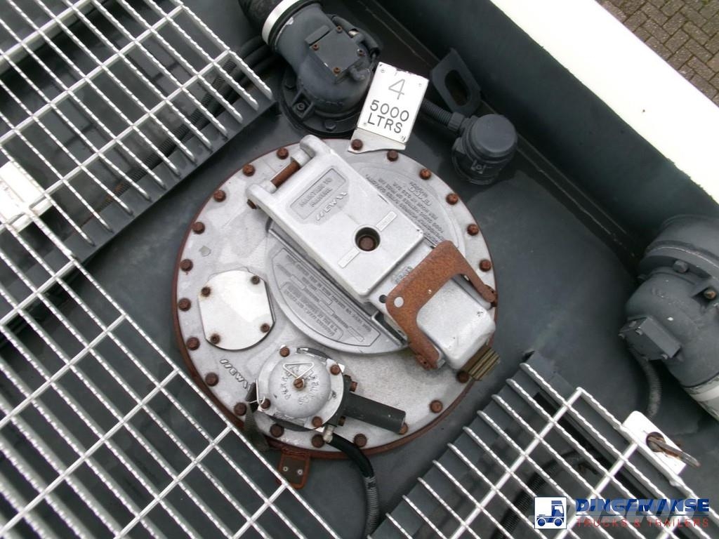 Volvo FL 240 4x2 RHD fuel tank 13 m3 / 4 comp Camiones cisternas