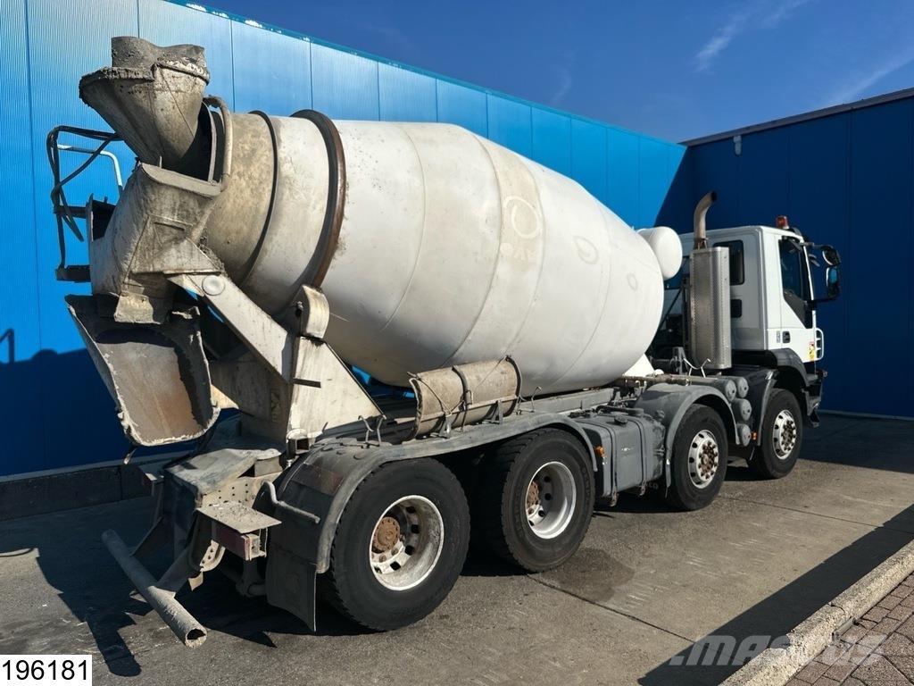 Iveco Trakker 8x4, Baruval 9m3, Manual transmission Camiones hormigonera