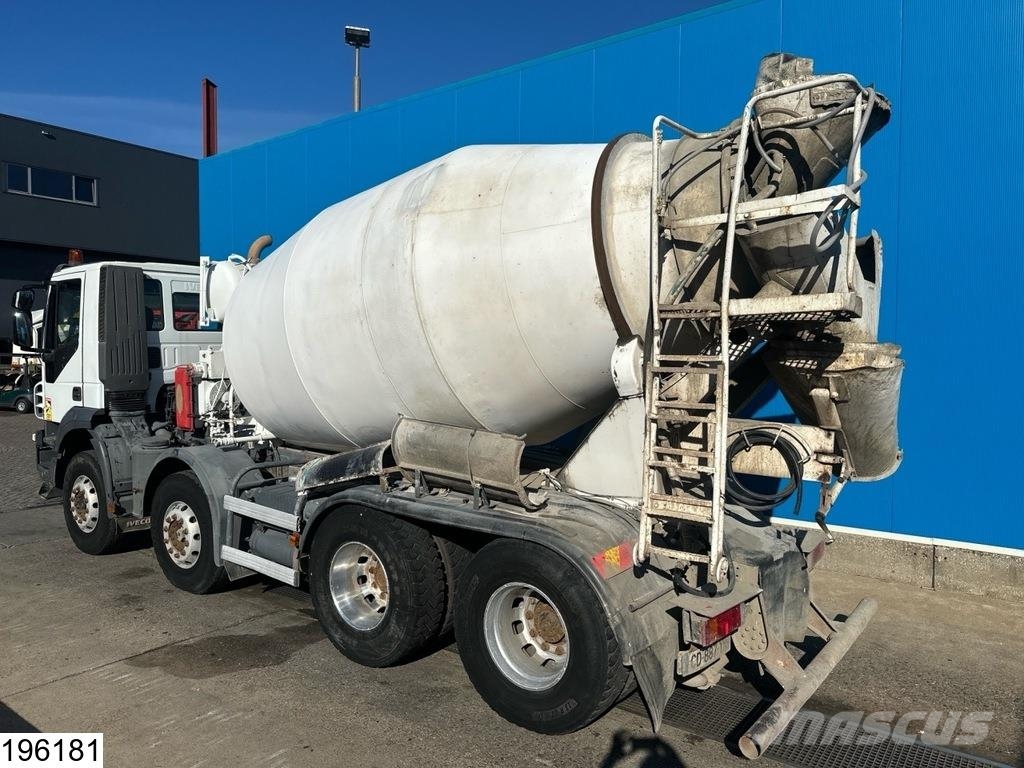 Iveco Trakker 8x4, Baruval 9m3, Manual transmission Betonvedēji