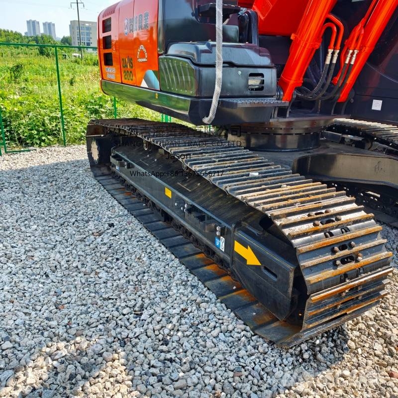 Hitachi ZX 200 Kāpurķēžu ekskavatori