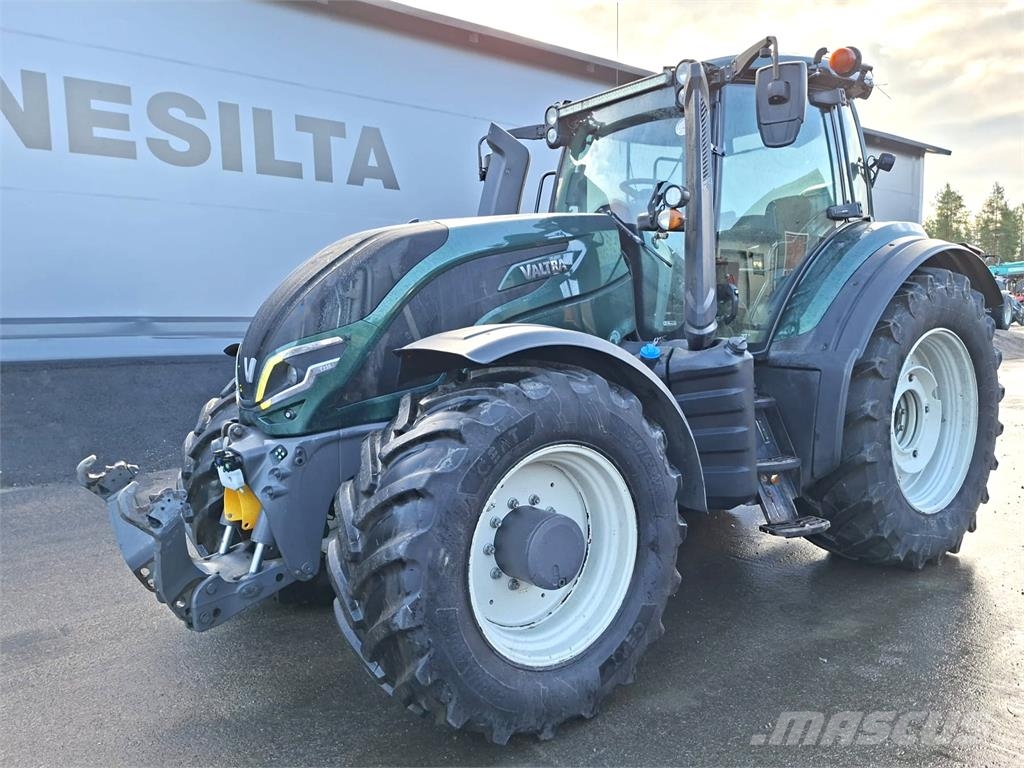 Valtra T235 VERSU Traktorer