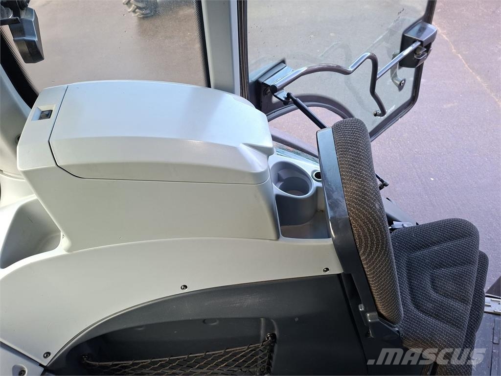 Valtra T235 VERSU Traktorer